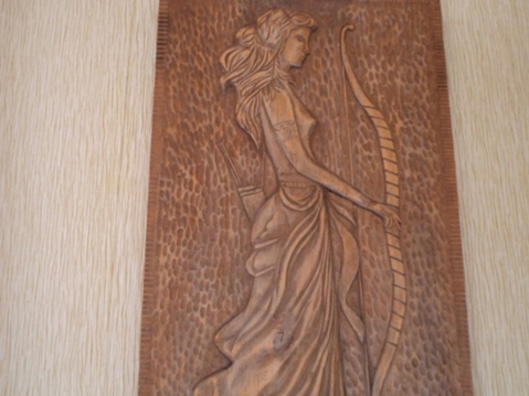 Резная картина Диана-охотница - богиня, эксклюзивная резная работа резчика Мантаркова.